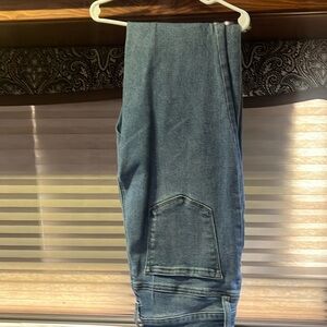 Stretch denim angle jeans.